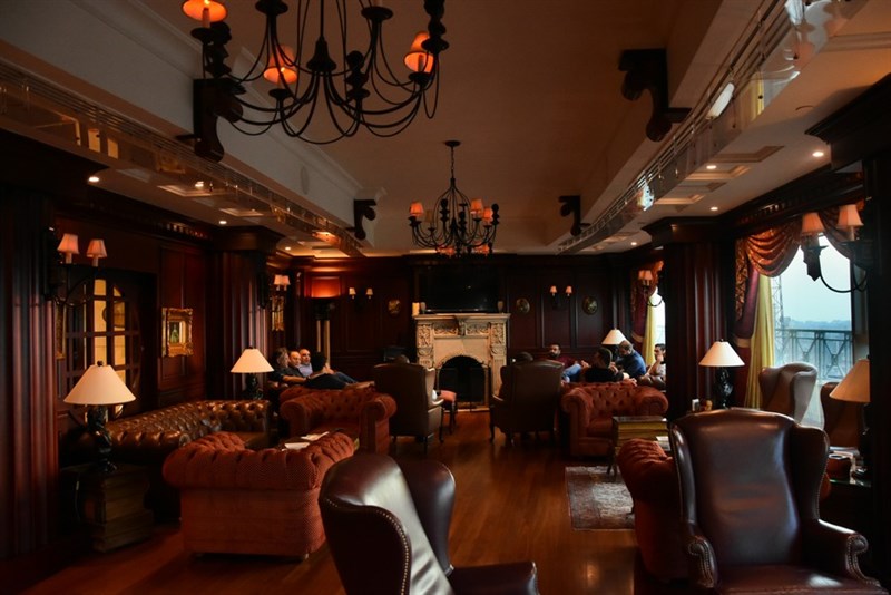 Smoky night at the Candles Lounge - Hilton Beirut Metropolitan Palace